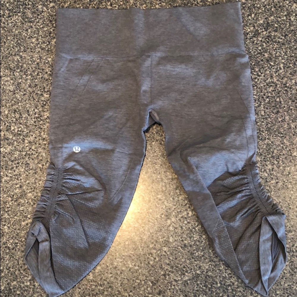 LULULEMON *Like new* Grey Crops